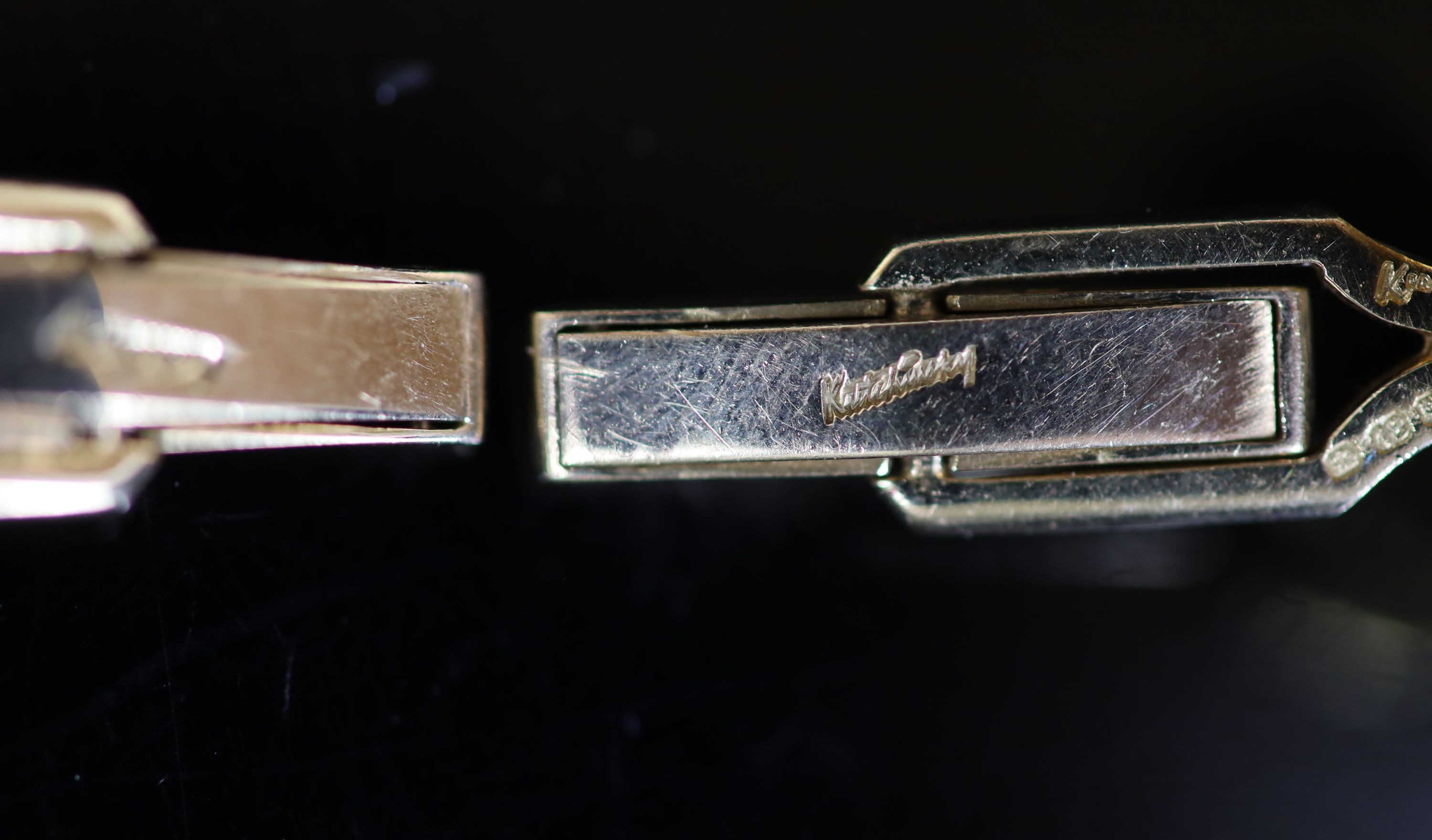 A modern pair of Kutchinsky 18ct gold cufflinks